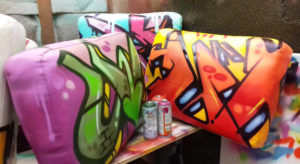 canapé customisé, graffiti design; graffiti custom; graffiti sofa; graffiti decor; drips decor